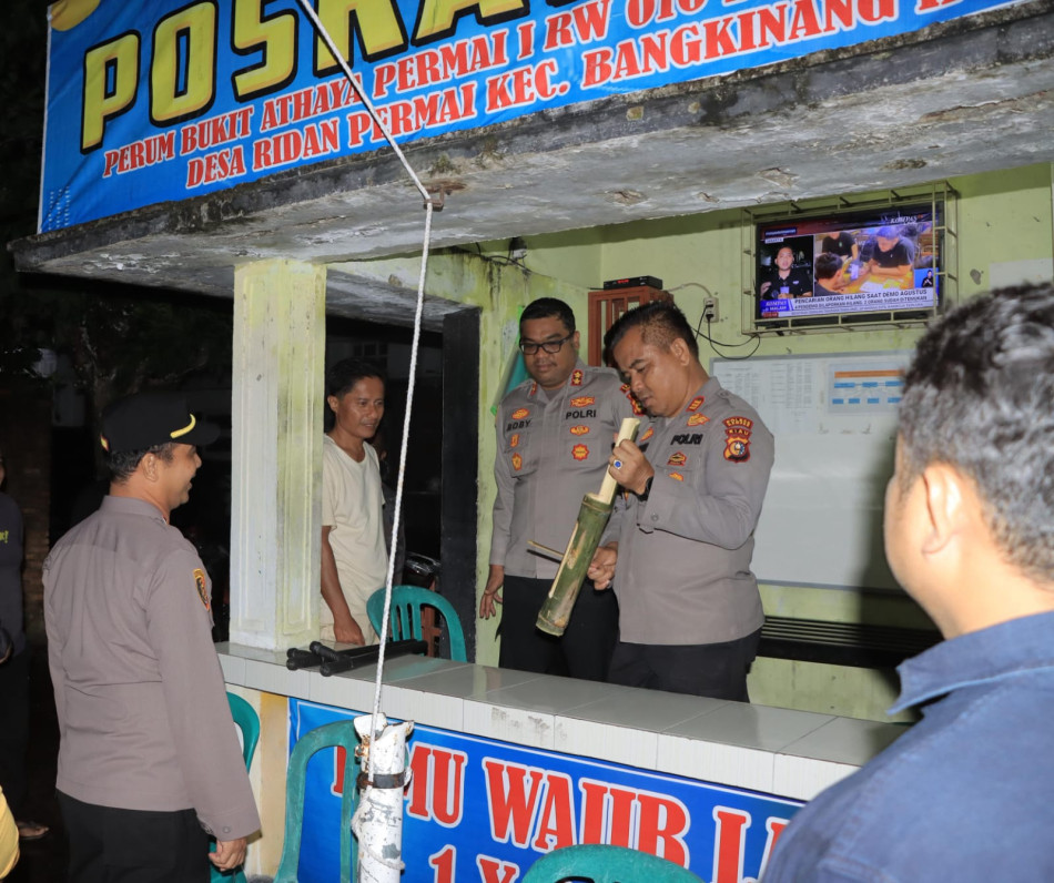 Kapolres Kampar Sambangi Warga Perumahan Bukit Athaya Permai, Serahkan Bantuan untuk Poskamling