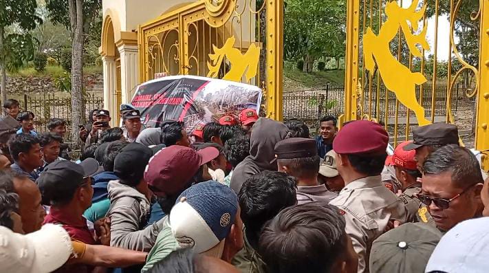 Aksi Damai Berujung Dorong Pagar, Massa Sungai Sarik Desak Pemkab Kampar Bangun Jembatan Permanen