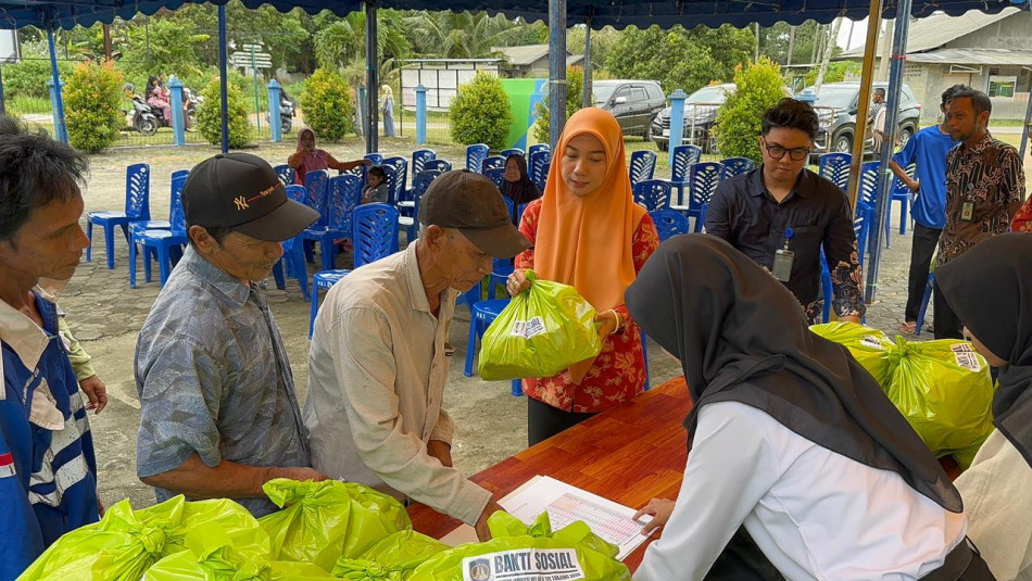 Hari Bhakti Kemenimipas, Imigrasi Tanjung Uban Berbagi Sembako untuk Warga Kuala Sempang