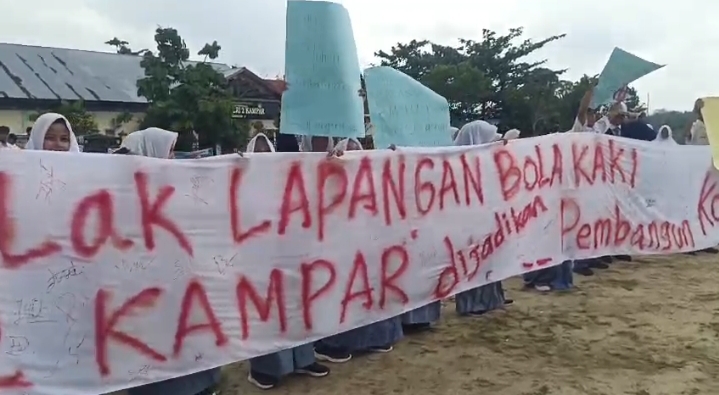 SMAN 2 Kampar Disorot, Diduga Arahkan Siswa Tolak Pembangunan Koperasi Merah Putih