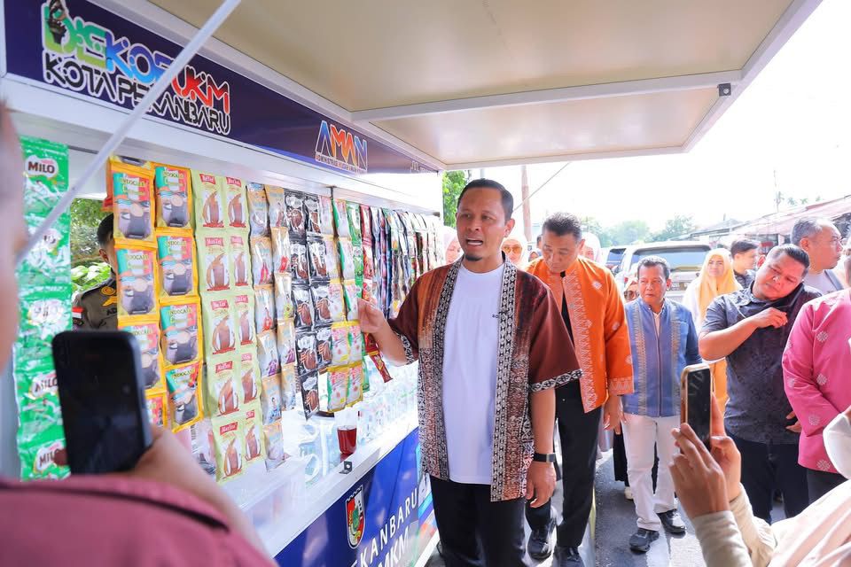 Walikota Pekanbaru Tinjau Penataan Sungai Siak, UMKM Dapat Bantuan Gerobak