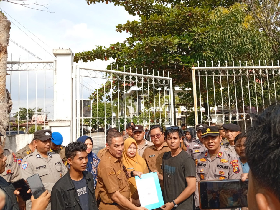 Plh Kadispora Kampar Temui Massa Aksi, Tegaskan LKS Dilarang Diperjualbelikan di Sekolah Negeri