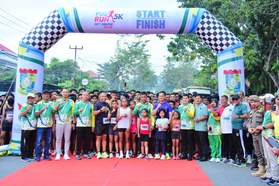 Plt Kadispora Kampar Helmi Dampingi Bupati Ahmad Yuzar Lepas Fun Run 5K HUT Kampar ke-76