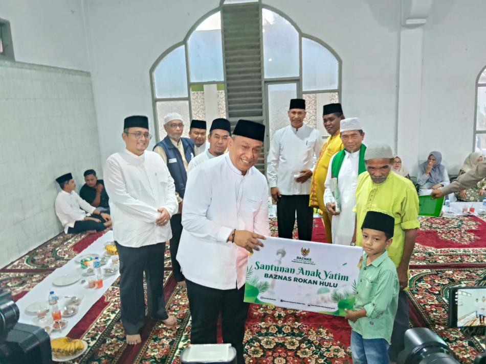 Safari Ramadan di Kampung Halaman, Bupati Rohul Salurkan Bantuan untuk Warga Desa Suka Maju