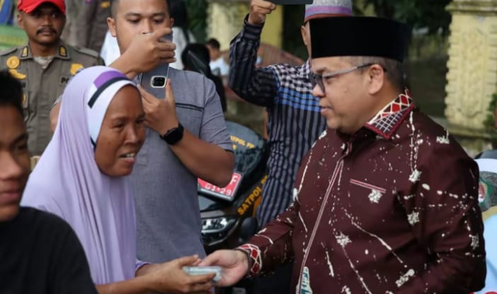 Satpol PP Kampar dan Dharma Wanita Bagikan 1.000 Paket Takjil di Bangkinang