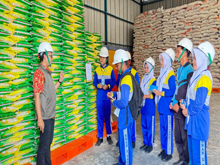 BULOG Kampar Edukasi Siswa SMAN 1 Tandun Melalui Program Eduwisata