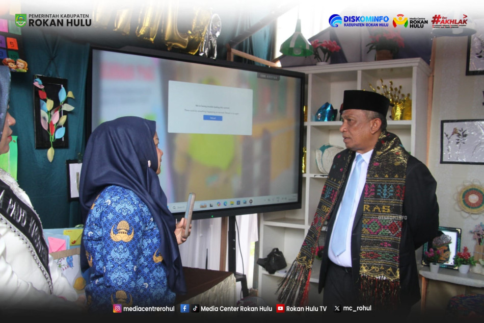 Bupati Anton Resmikan Pameran Pendidikan Hardiknas 2026 di Rokan Hulu, Dorong Inovasi Guru dan Siswa