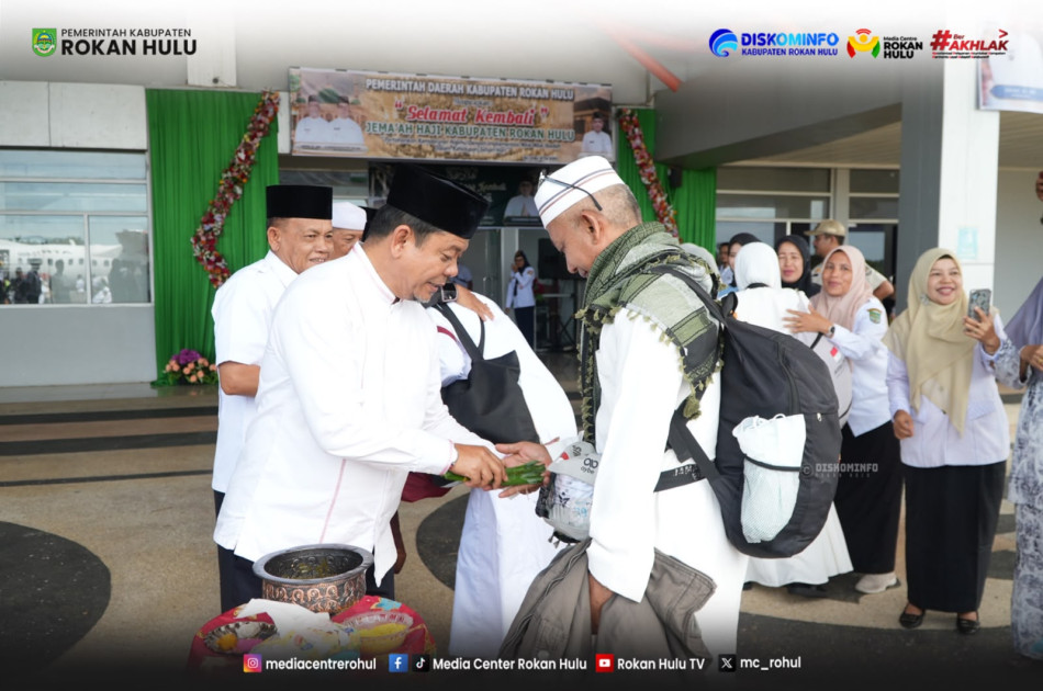 Pemkab Rohul Sambut Kepulangan Jemaah Haji Kloter 8, Bandara Tuanku Tambusai Kembali Dimanfaatkan