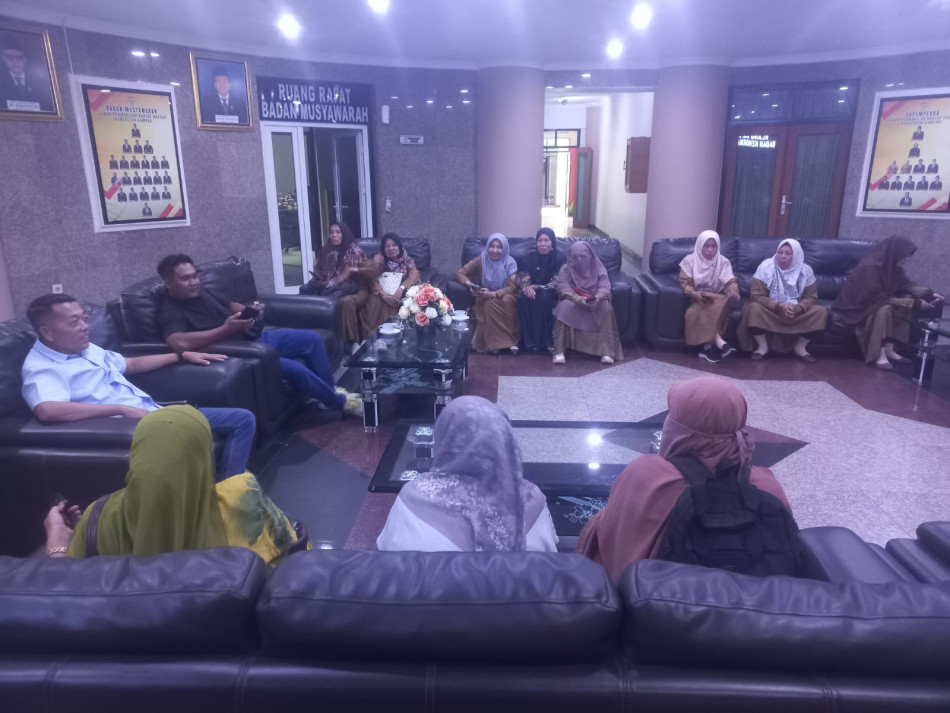 Mengabdi Tanpa Gaji, Guru Bantu Kampar Minta Kepastian Nasib dan Honor