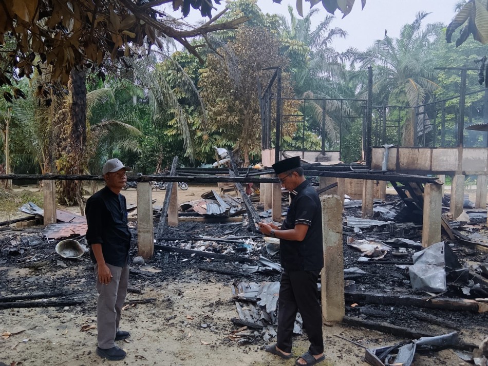 Rumah Warga Terbakar Dini Hari, Camat Tambang Turun Beri Bantuan