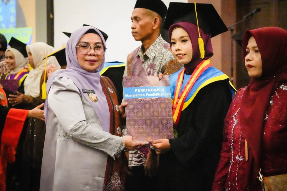 Misharti Hadiri Wisuda STAI Al-Azhar Pekanbaru, Tekankan Pentingnya Pengabdian kepada Masyarakat
