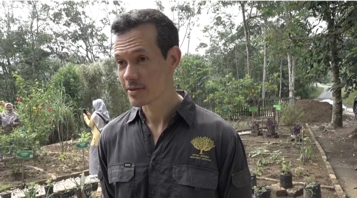 Dr Robinson Alastair Apresiasi Perkembangan Kebun Raya Universitas Pahlawan, Pohon Sialang Jadi Sorotan