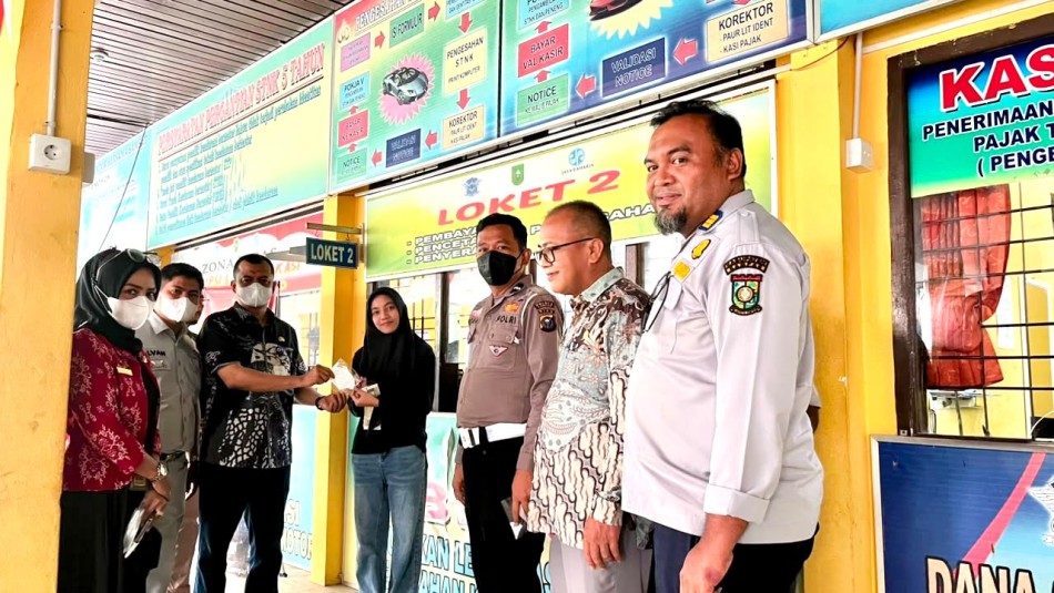 Tak Sekadar Pemutihan Pajak, Samsat Bangkinang Bagikan Masker di Tengah Kepungan Kabut Asap