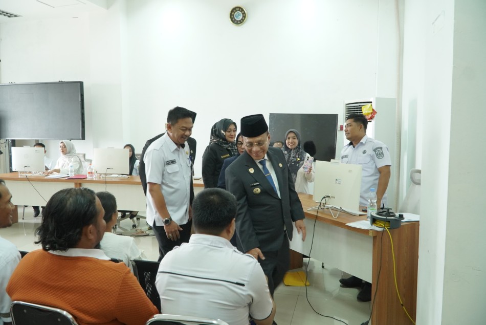 Percepat Digitalisasi Birokrasi, Bupati Rohil Tinjau Perekaman TTE PPPK Paruh Waktu