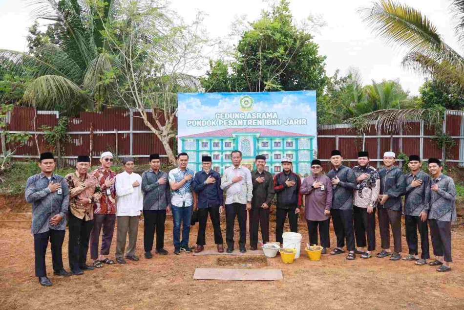 Wakili Wakil Bupati Kampar Misharti, Plt Kadisdikpora Helmi Letakkan Batu Pertama Asrama Ponpes Ibnu Jarir Kapasitas Ditargetkan 500 Santri