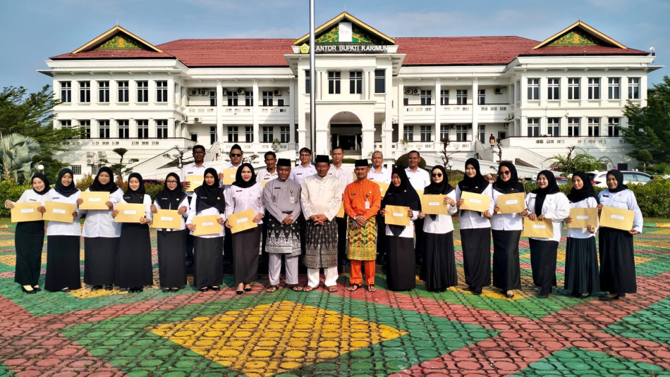 Pemkab Karimun Serahkan SK CPNS dan PPPK Tahap I Tahun 2024