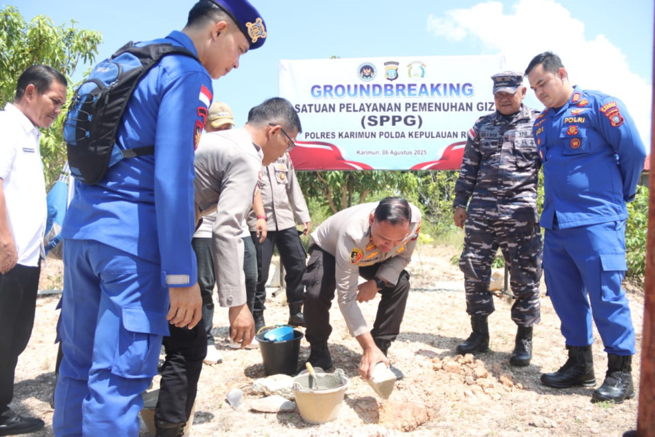 Ground Breaking Pembangunan SPPG Polres Karimun di Pulau Buru
