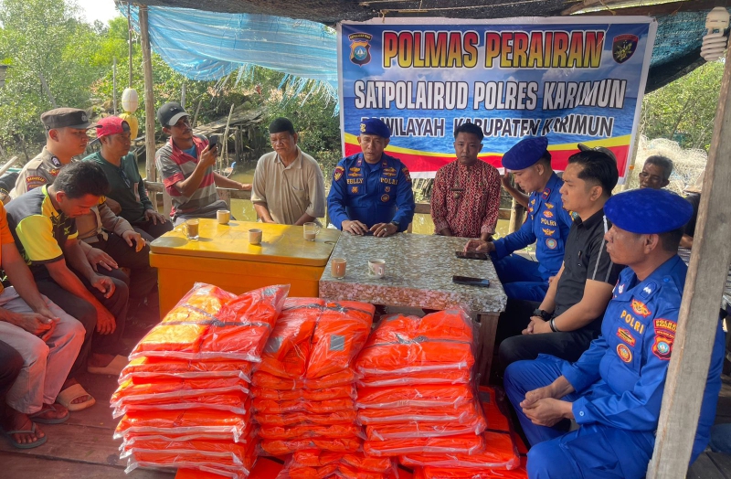 Satpolairud Polres Karimun Bagikan Life Jacket Kepada Nelayan